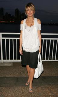 Jennifer Esposito feet photo thumbnail