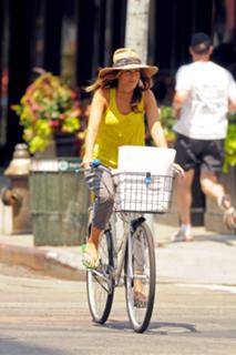 Jennifer Esposito feet photo thumbnail