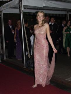 Jennifer Finnigan feet photo thumbnail