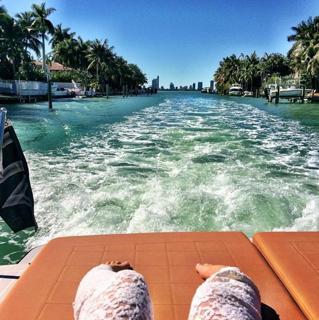 Jennifer Finnigan feet photo thumbnail