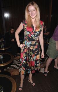 Jennifer Finnigan feet photo thumbnail