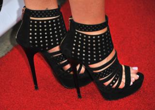 Jennifer Finnigan feet photo thumbnail