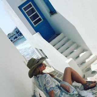 Jennifer Finnigan feet photo thumbnail