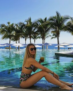 Jennifer Finnigan feet photo thumbnail