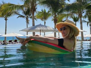 Jennifer Finnigan feet photo thumbnail