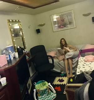 Jennifer Finnigan feet photo thumbnail