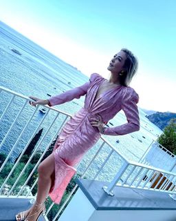 Jennifer Finnigan feet photo thumbnail