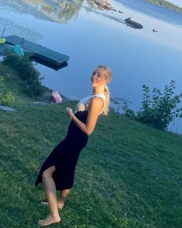 Jennifer Finnigan feet photo thumbnail
