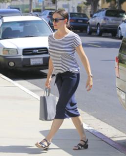 Jennifer Garner feet photo thumbnail