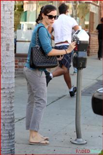 Jennifer Garner feet photo thumbnail