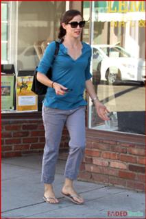 Jennifer Garner feet photo thumbnail