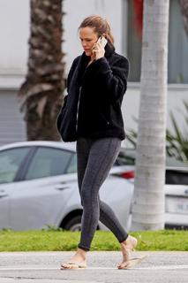 Jennifer Garner feet photo thumbnail