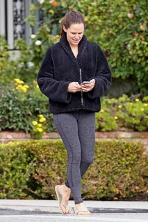 Jennifer Garner feet photo thumbnail
