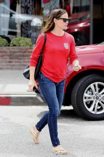 Jennifer Garner feet photo thumbnail