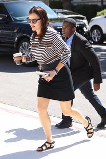 Jennifer Garner feet photo thumbnail