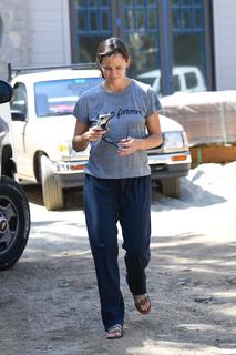 Jennifer Garner feet photo thumbnail