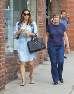 Jennifer Garner feet photo thumbnail