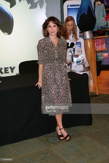 Jennifer Grey feet photo thumbnail