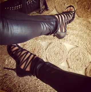 Jennifer Hawkins feet photo thumbnail