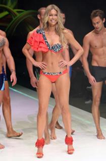 Jennifer Hawkins feet photo thumbnail