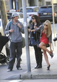 Jennifer Hawkins feet photo thumbnail