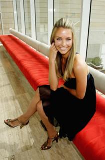 Jennifer Hawkins feet photo thumbnail