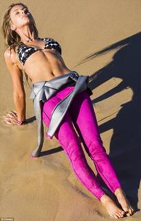 Jennifer Hawkins feet photo thumbnail