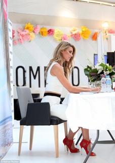 Jennifer Hawkins feet photo thumbnail