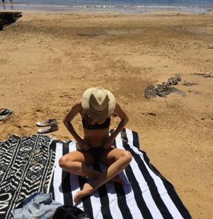 Jennifer Hawkins feet photo thumbnail