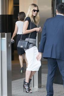 Jennifer Hawkins feet photo thumbnail