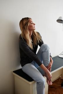 Jennifer Hawkins feet photo thumbnail