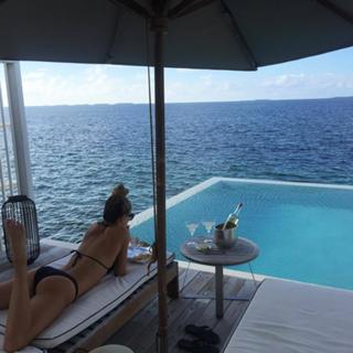 Jennifer Hawkins feet photo thumbnail