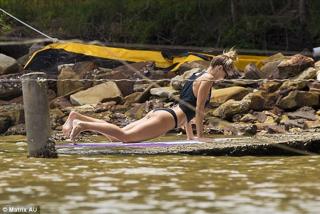 Jennifer Hawkins feet photo thumbnail