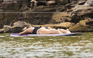 Jennifer Hawkins feet photo thumbnail