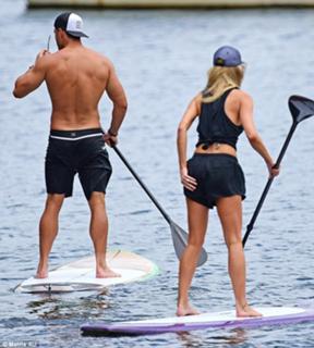 Jennifer Hawkins feet photo thumbnail