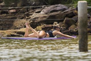 Jennifer Hawkins feet photo thumbnail