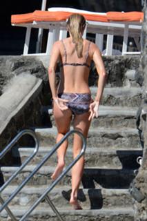 Jennifer Hawkins feet photo thumbnail