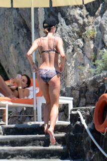 Jennifer Hawkins feet photo thumbnail