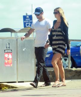 Jennifer Hawkins feet photo thumbnail