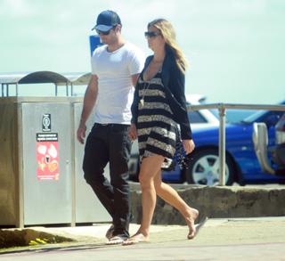 Jennifer Hawkins feet photo thumbnail