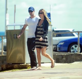 Jennifer Hawkins feet photo thumbnail