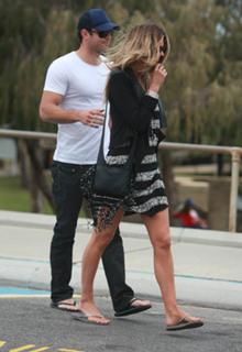 Jennifer Hawkins feet photo thumbnail