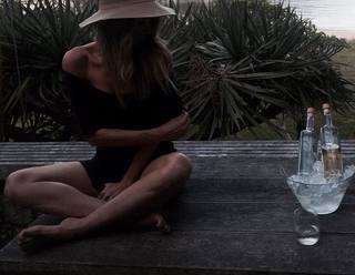 Jennifer Hawkins feet photo thumbnail