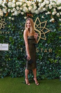 Jennifer Hawkins feet photo thumbnail