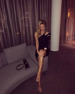 Jennifer Hawkins feet photo thumbnail