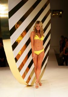 Jennifer Hawkins feet photo thumbnail