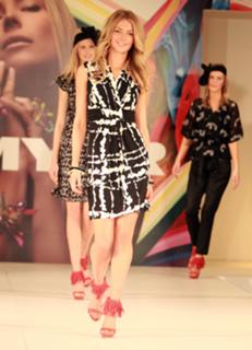 Jennifer Hawkins feet photo thumbnail