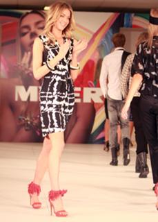 Jennifer Hawkins feet photo thumbnail