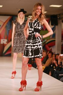 Jennifer Hawkins feet photo thumbnail