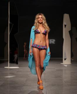 Jennifer Hawkins feet photo thumbnail